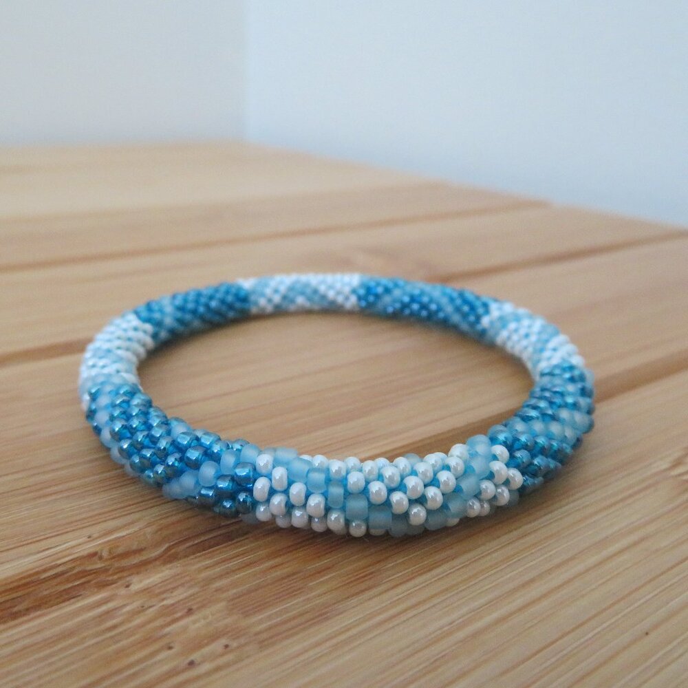 NWOT Nepal Roll On Bracelet Crochet Beach Blue White Clear